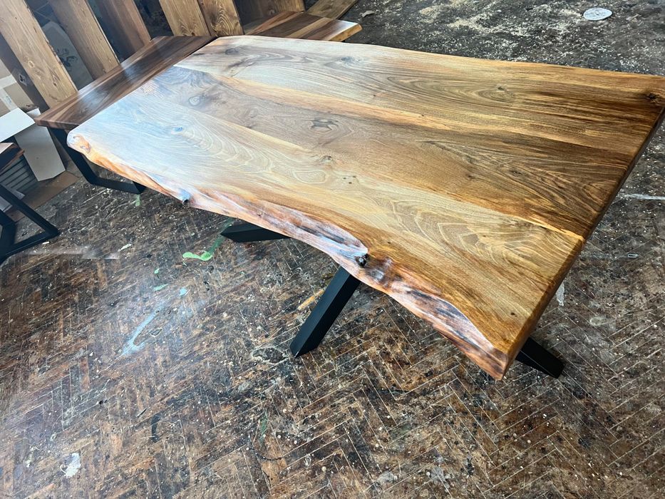 Уникална трапезна маса от орех с естествени криви ръбове