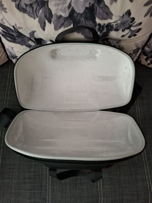 Etui (husă solidă) boombox 2,3 ca nouă