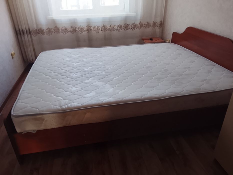 Кровать двухспальная.