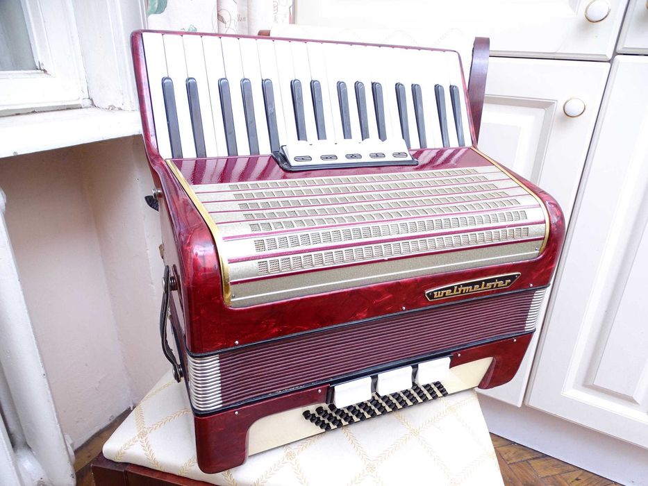 Много запазен стар акордеон Велтмайстер 60 баса