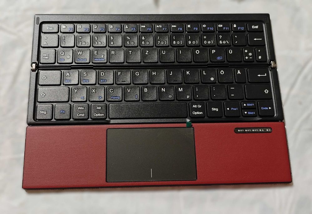 Луксозна сгъваема Bluetooth клавиатура OMOTON с тъчпад. QWERTZ layout