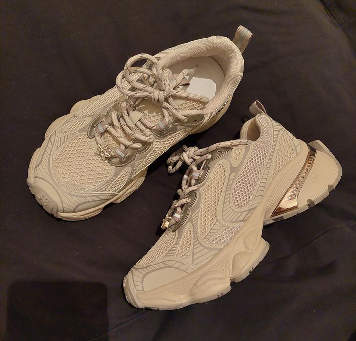 Продам женские кроссовки