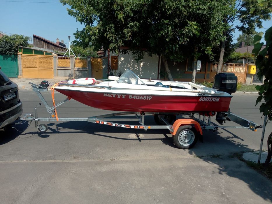 Barcă,  motor și peridoc