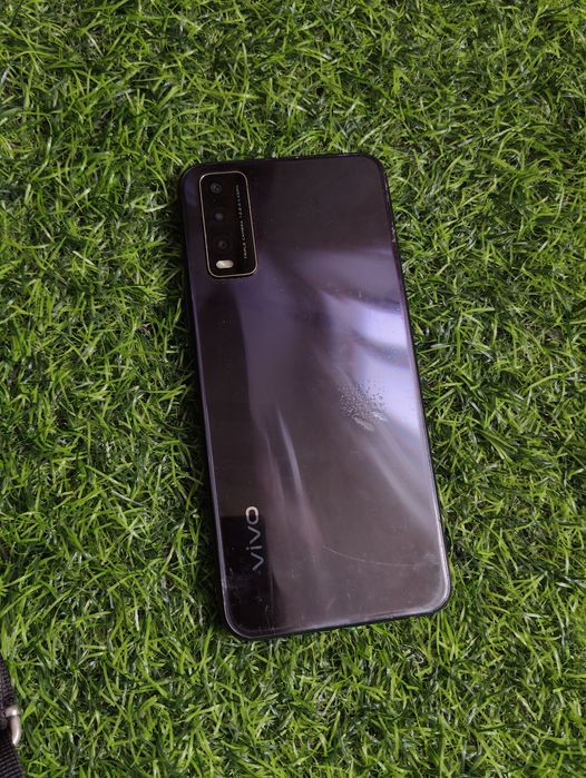 Продам Vivo Y20 все тянет АКБ хороший