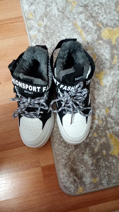 Vând papuci Fashion noi nouti,au piele înăuntru , călduroși și frumoși