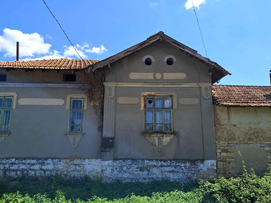 Двуетажна тухлена къща в село Лозен, общ. Стражица