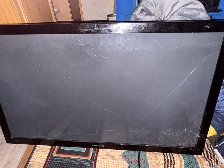 Телевизор смарт и обычный разбиты экраны