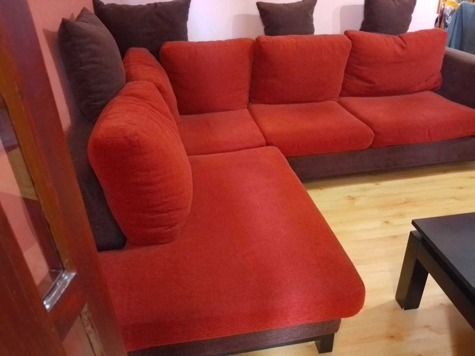 ъглов диван с лежанка,не е разтегателен,ползван,запазен и удобен