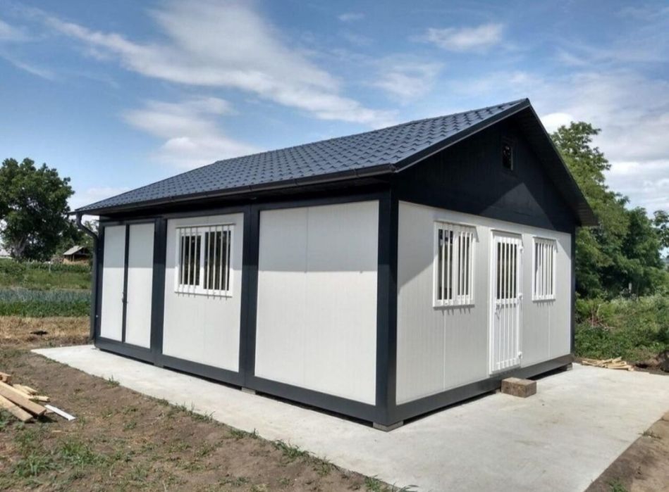 Vand case pe structura metalică