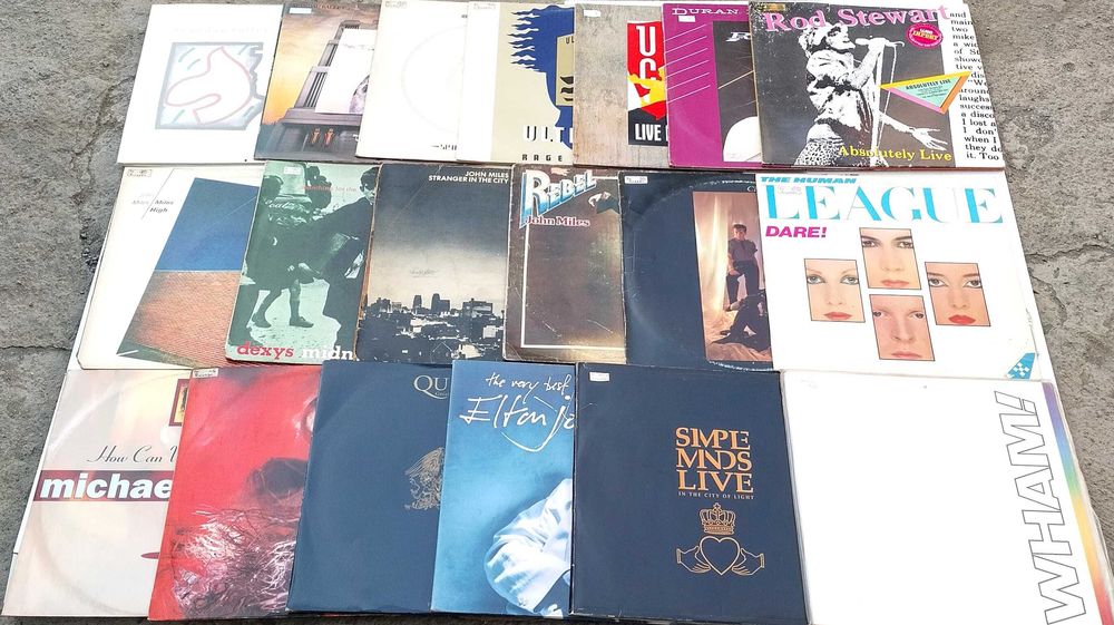 Лот, състоящ се от 112 винилови плочи, EP и LP плочи.