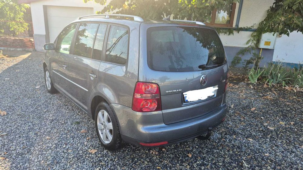 Vând VW Touran, 1.4 benzină, an 2007, culoare gri. 177.628 km. Rulaj redus în România. Cârlig remorcare. Preț: 2.700 €