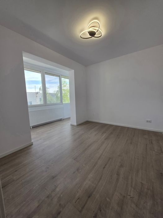 Vand apartament cu 3 camere