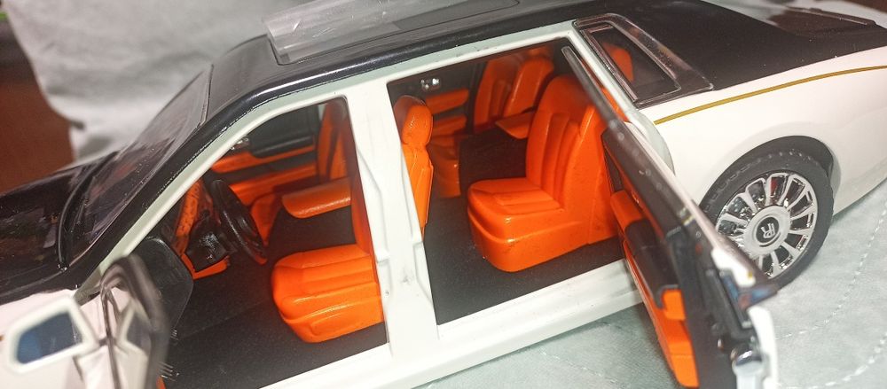 Метална кола Rolls Royce Phantom,1:18 , чисто нова