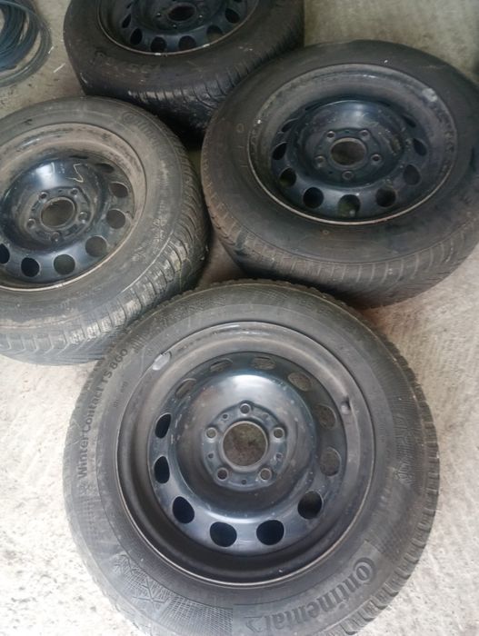 De vânzare 4 jante pe 15 cu tot cu anvelope în 5 prezoane