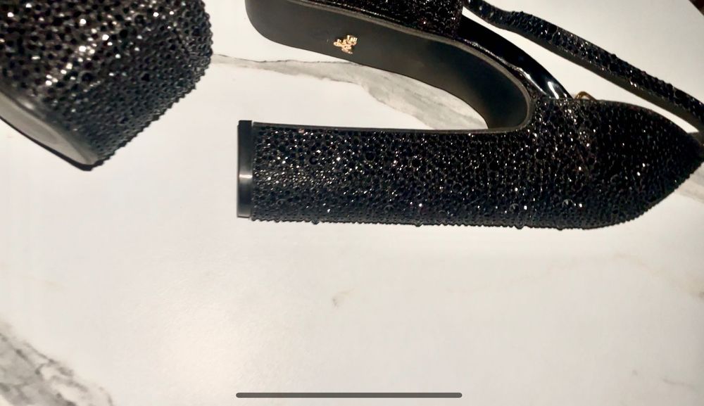 Елегантни обувки на висок ток с камъни