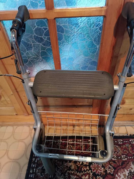 Rolator pliabil  cu 4 roti