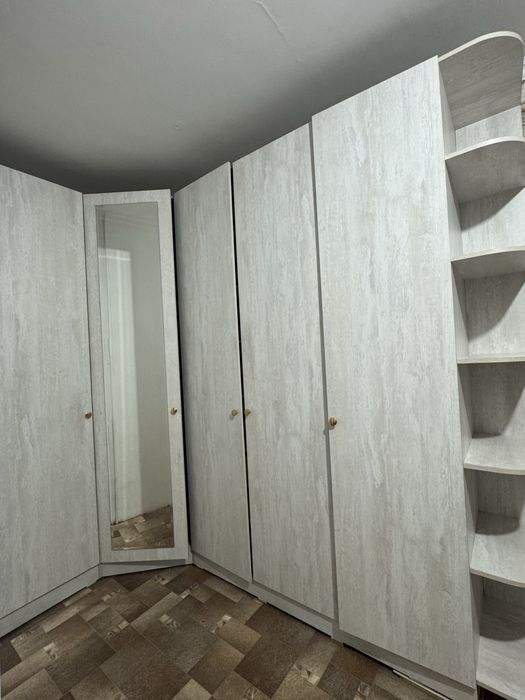 Угловой вместительный шкаф