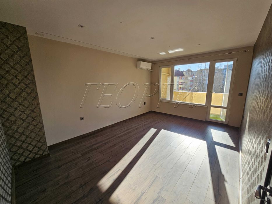 Давам под наем тристаен необзаведен 60кв.м.  ул. Царевец