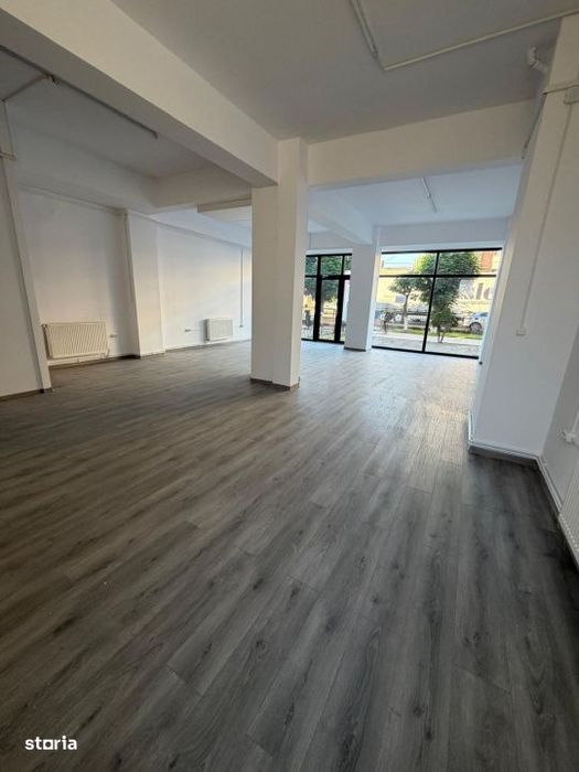 Spatiu comercial, 80 mp, zona centrala din Filiasi cu deschidere in Ra