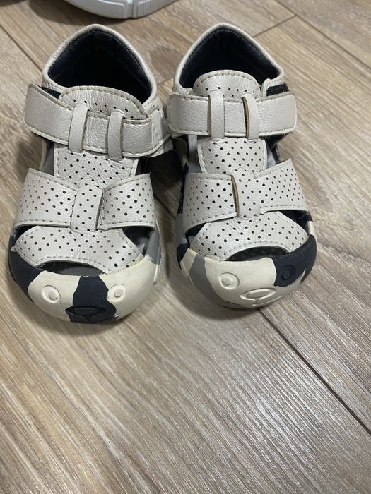 Децкие кожаные сандали.