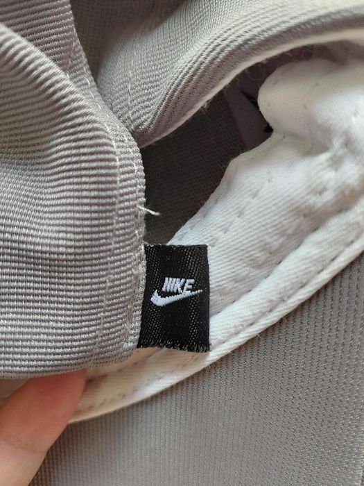 nike сива шапка найк