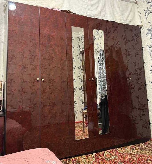 Свою итальянскую спальню ( кровать,шкаф,трюмо,тумбы,матрас).Срочно б\у