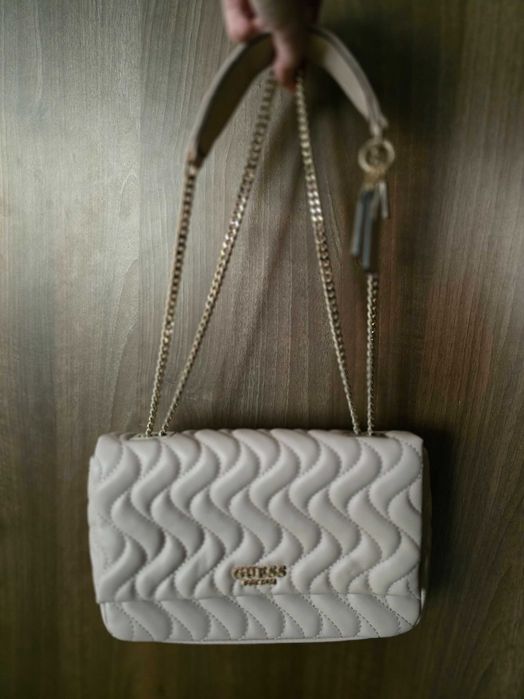 Продавам чанта Guess
