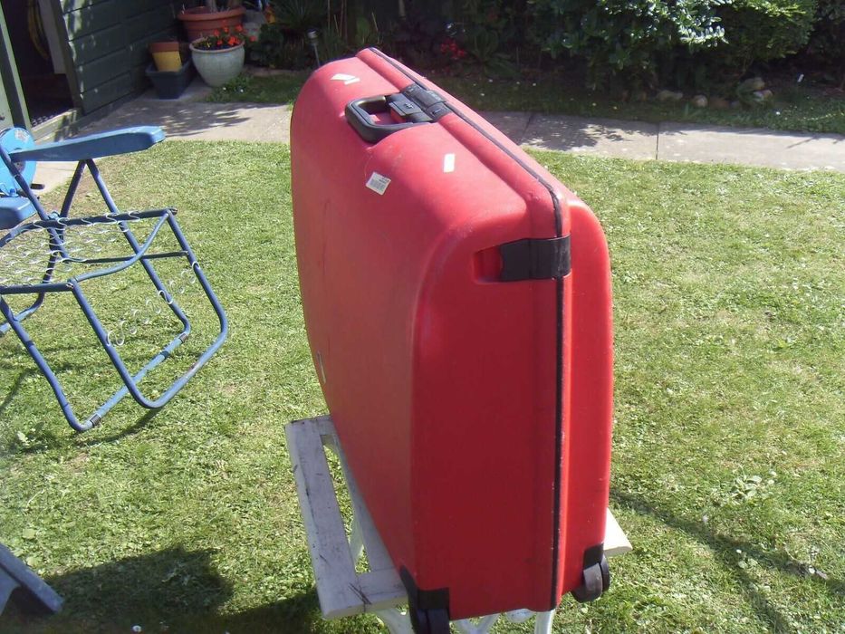 Valiza rosie Mos Craciun / plastic Carlton, Samsonite se muta pe Publi