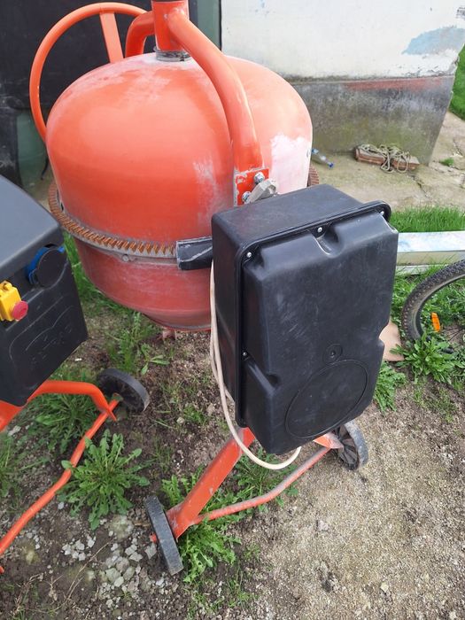 Vând betoniera 140l pret 1200, și un motocultor de 7 1400