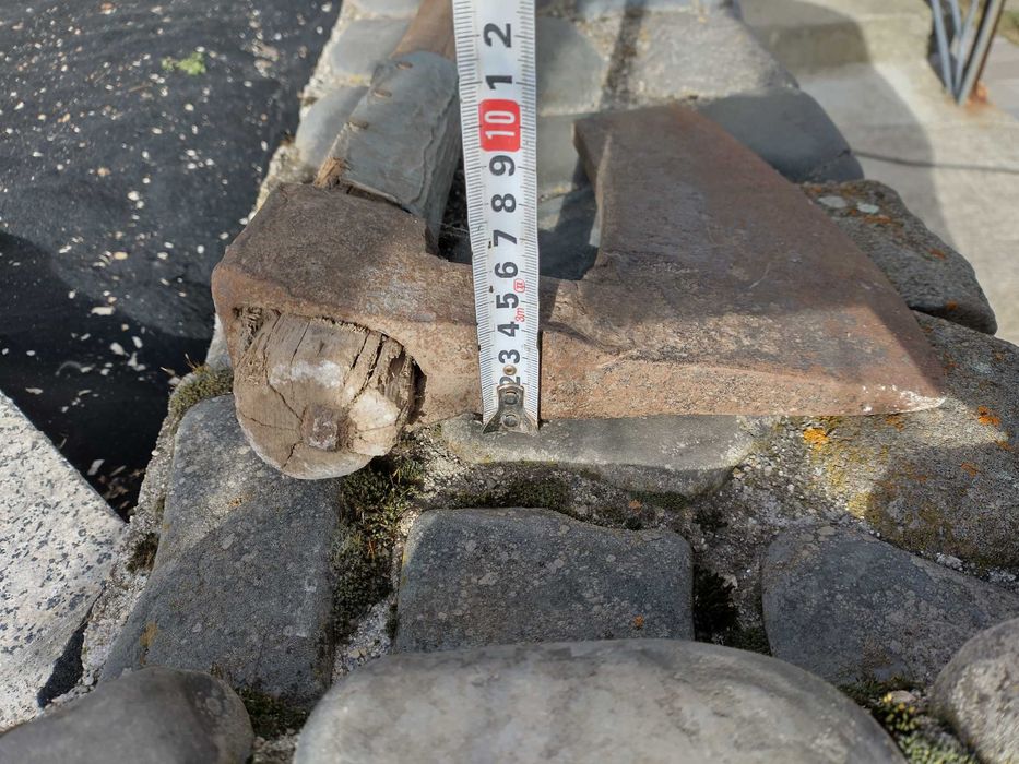 Огромна стара брадва за колекция