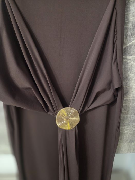 Rochie ciocolatiu cu accesoriu auriu