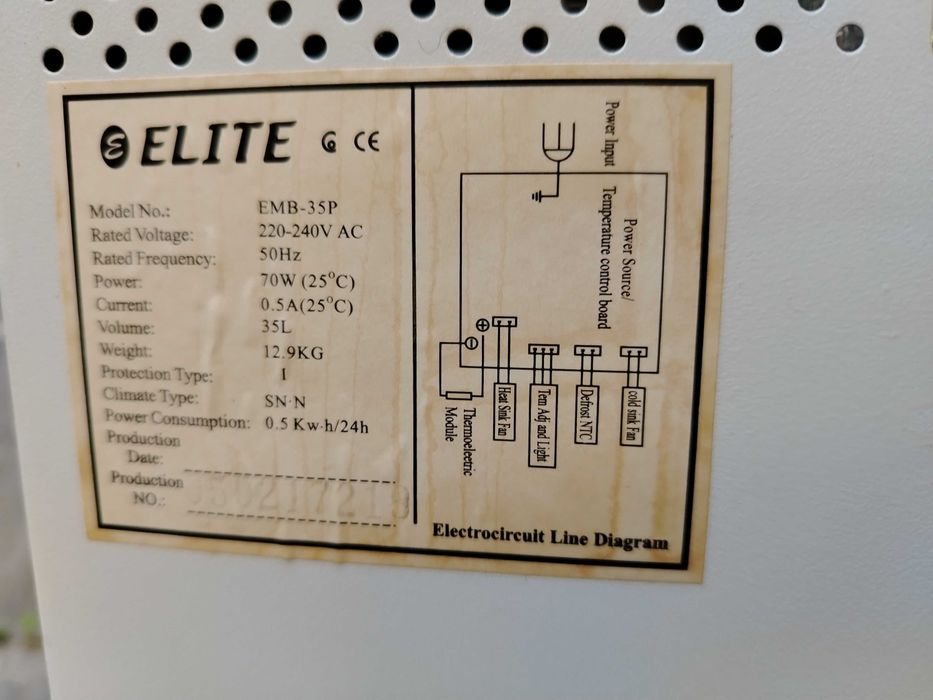 Продавам малък хладилник тип мини Elite бар