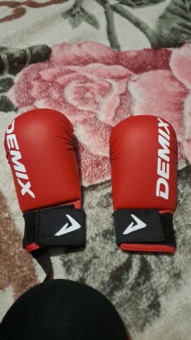 красные перчатки для каратэ