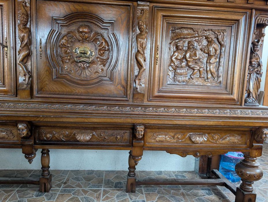 Антикварен массивен дъбов бюфет в стил Неоренесанс
