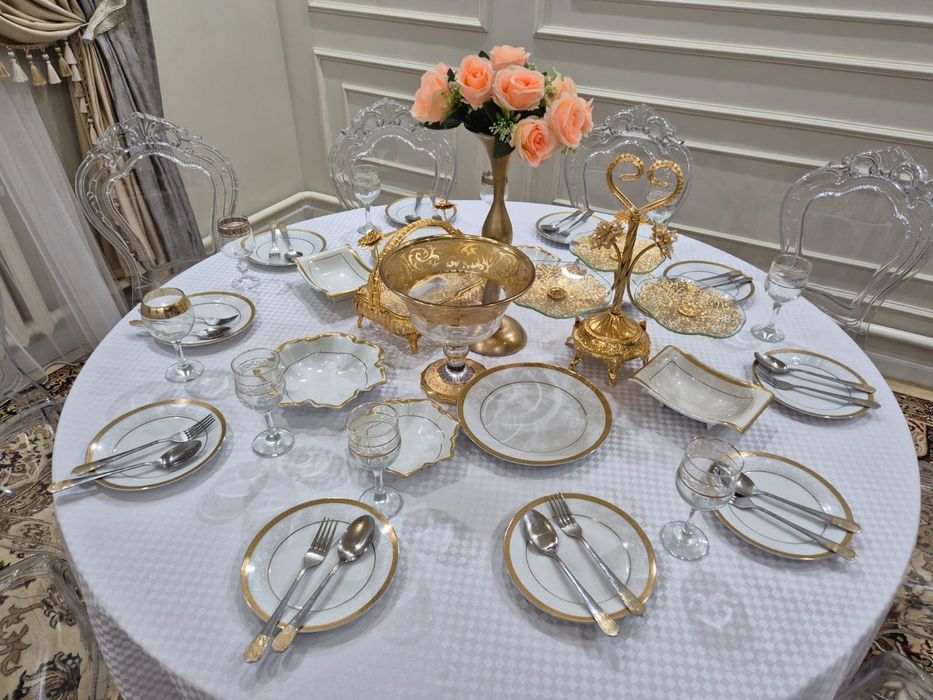 Стол стулья посуда