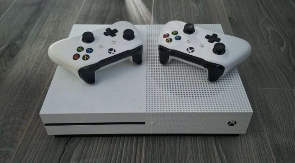 Xbox One S + controllere
