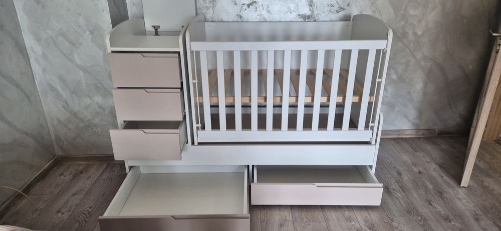 Кошара с люлеещ механизъм