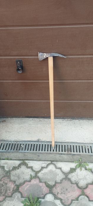 Piolet ( toporas, toiag ) de drumetie