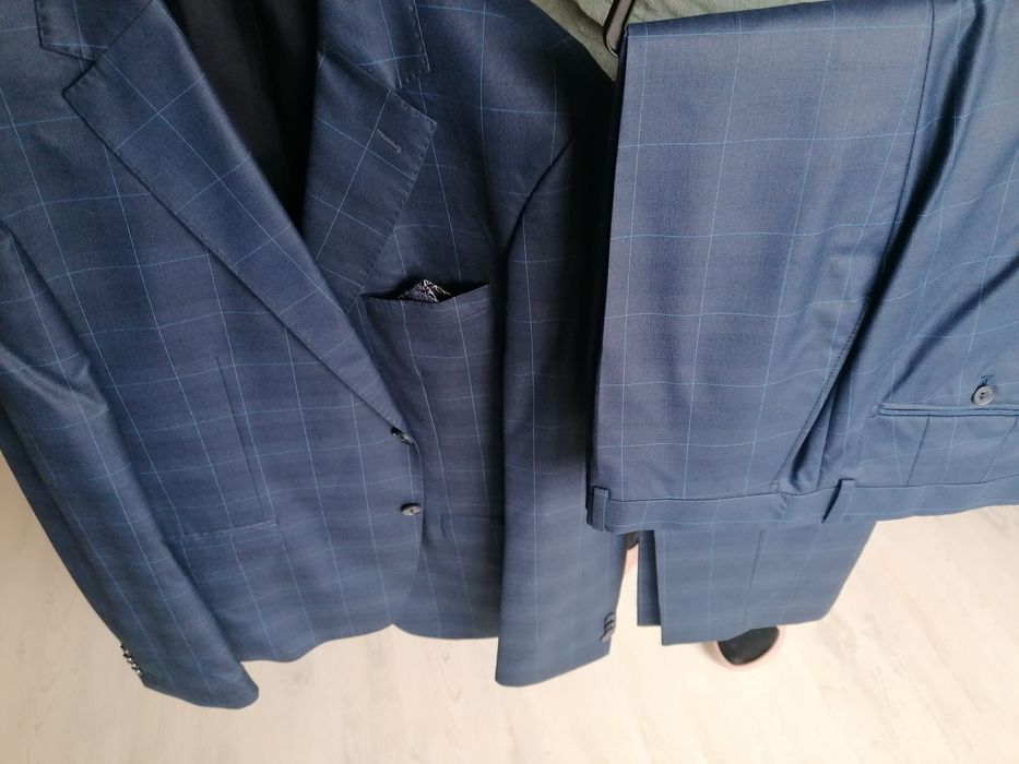 Костюм, риза и вратовръзка.