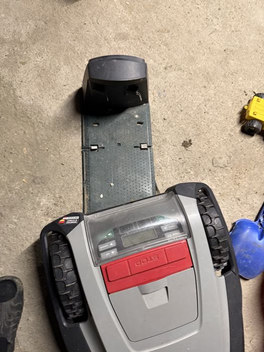 Robot de tuns iarba cu statie