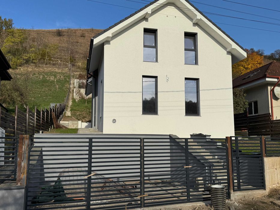 Persoană fizică vând casă individuală în Tăuți comuna Florești.