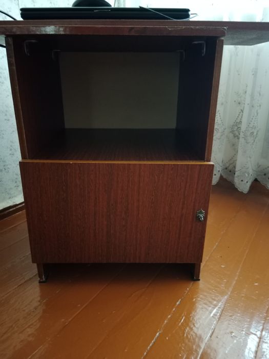 Продам стулья и две тумбочки  б/у