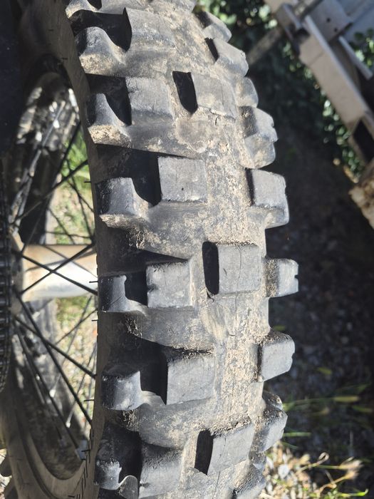 Vând două cauciucuri enduro-cross cu patru camere penttu ele