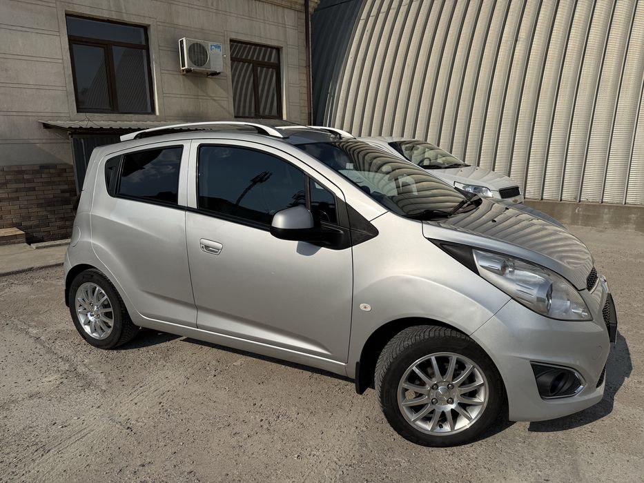 Продаю свой Серебристый Chevrolet Spark 1.25 (4-позиция) 2020 г.