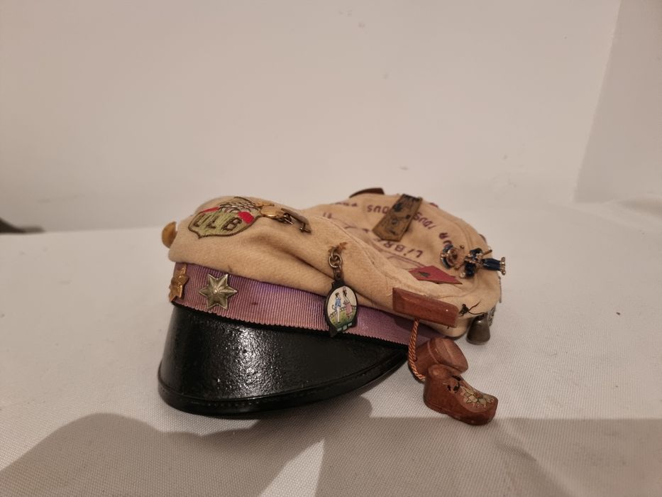 Toca studenteasca belgiana ULB, anii 1960, decorata cu insigne