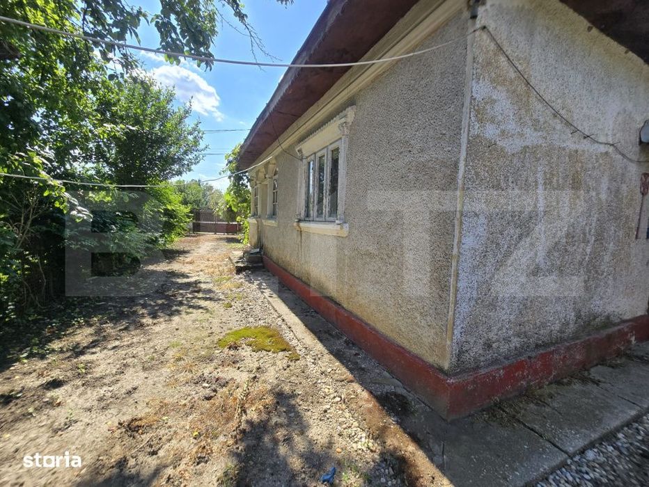 Casa batraneasca cu curte mare de 1.100 mp in orasul Titu