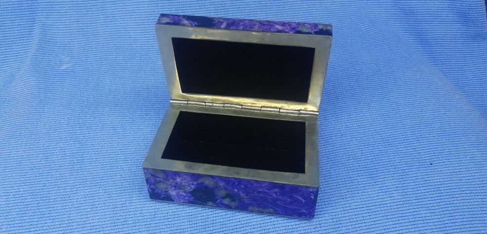 Шкатулка чароитовая