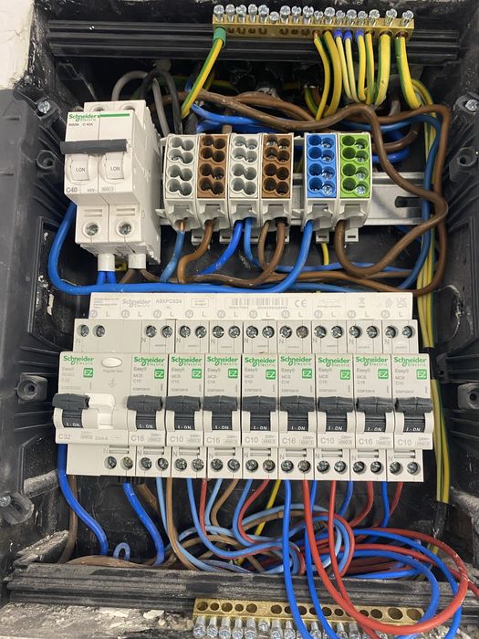 Executie instalatii electrice civile  si industriale