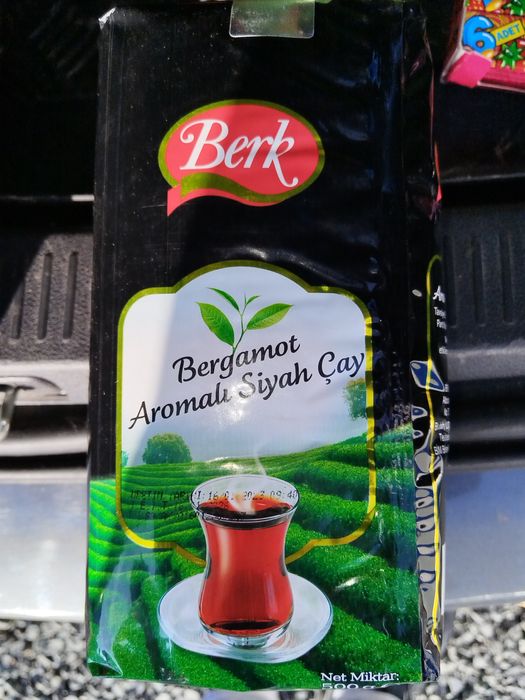 Vind ceai negru turcesc.