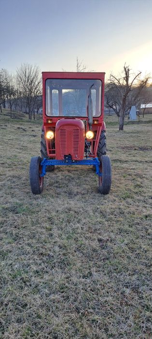 Vând  Tractor  cu  Plug